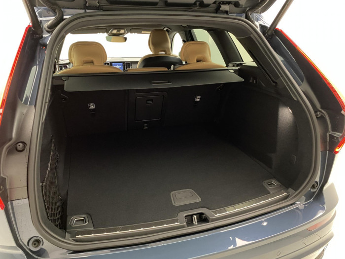 Volvo XC60 B5 AWD AUT DARK PLUS na operativní leasing