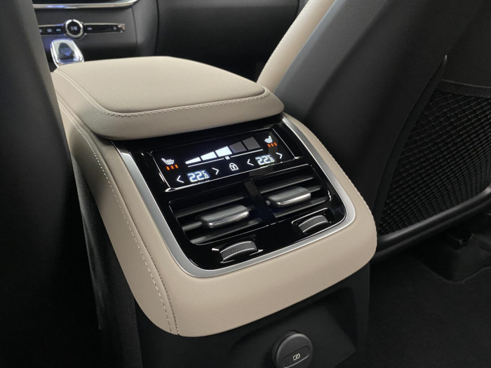 Volvo XC90 T8 AWD RECHARGE BRIGHT PLUS 7m na operativní leasing
