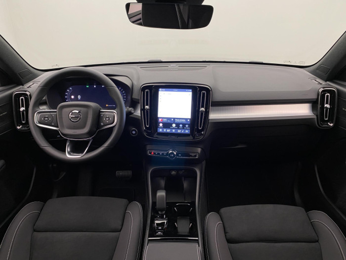Volvo XC40 B4 AUT DARK PLUS na operativní leasing