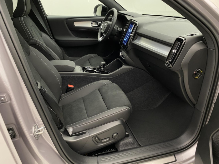 Volvo XC40 B4 AUT DARK PLUS na operativní leasing