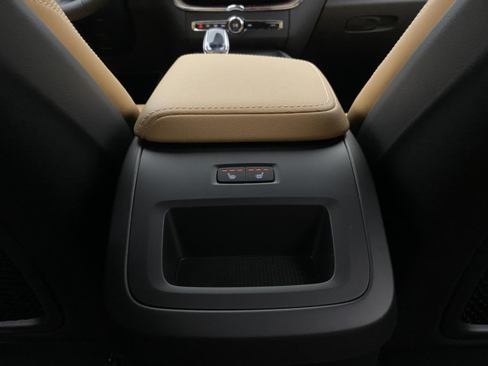 Volvo XC60 B5 AWD AUT DARK PLUS na operativní leasing