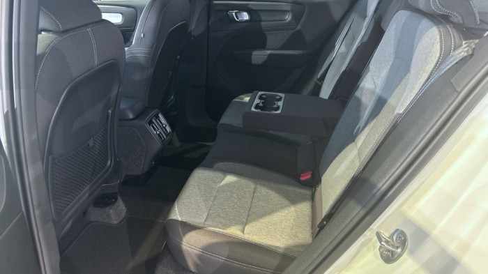 Volvo XC40 CORE, B3 FWD, 120+10 kW / 163+14 HP na operativní leasing