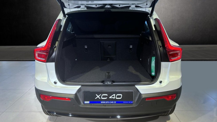 Volvo XC40 CORE, B3 FWD, 120+10 kW / 163+14 HP na operativní leasing
