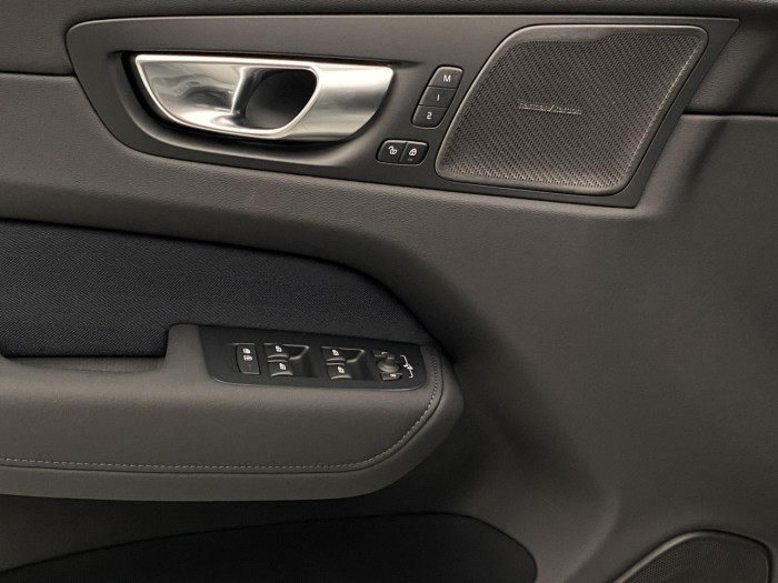 Volvo XC60 T6 AWD AUT DARK PLUS na operativní leasing