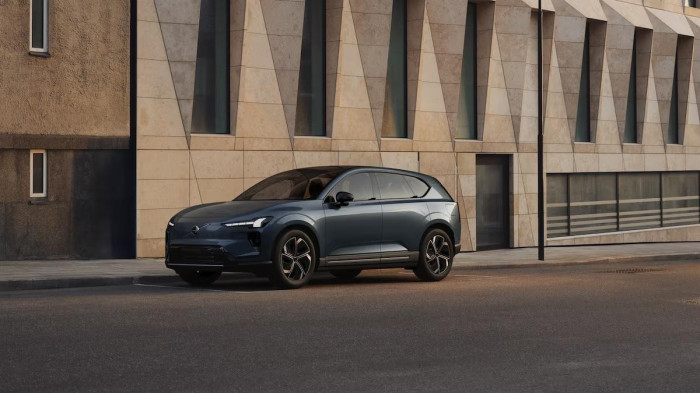 Volvo EX60 PURE ELECTRIC PLUS na operativní leasing