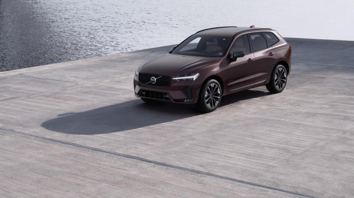 Volvo XC60 B5 AWD AUT DARK PLUS na operativní leasing