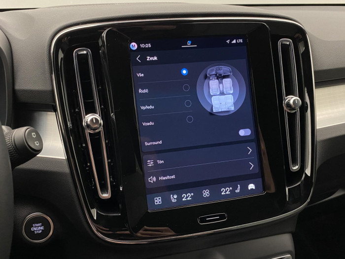 Volvo XC40 B3 AUT DARK PLUS na operativní leasing