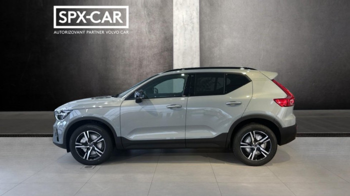 Volvo XC40 PLUS DARK, B4 FWD, 145+10 kW / 197+14 HP na operativní leasing