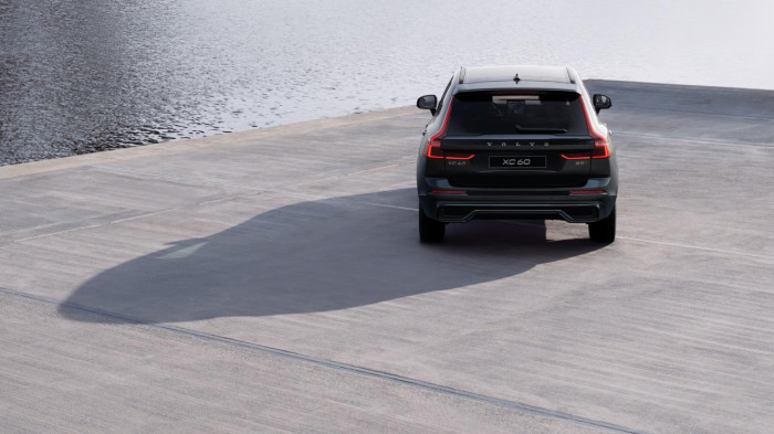 Volvo XC60 B5 AWD AUT DARK PLUS na operativní leasing