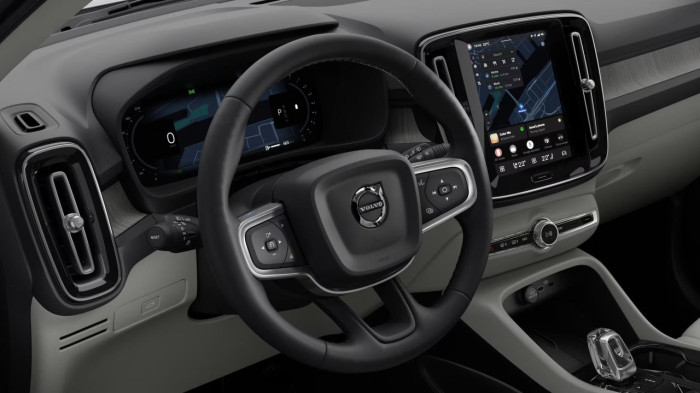 Volvo XC40 B3 AUT DARK PLUS na operativní leasing