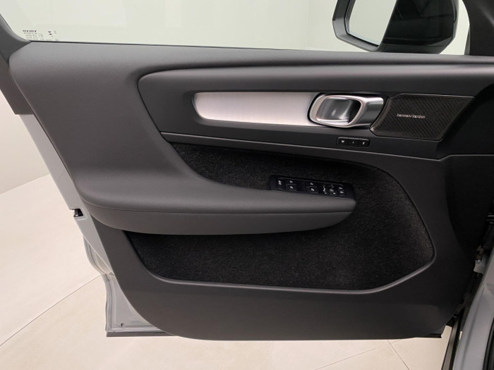 Volvo XC40 B3 AUT DARK PLUS na operativní leasing