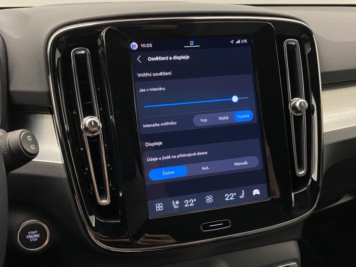 Volvo XC40 B3 AUT DARK PLUS na operativní leasing