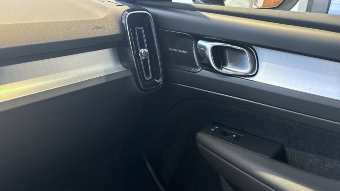 Volvo XC40 CORE, B3 FWD, 120+10 kW / 163+14 HP na operativní leasing