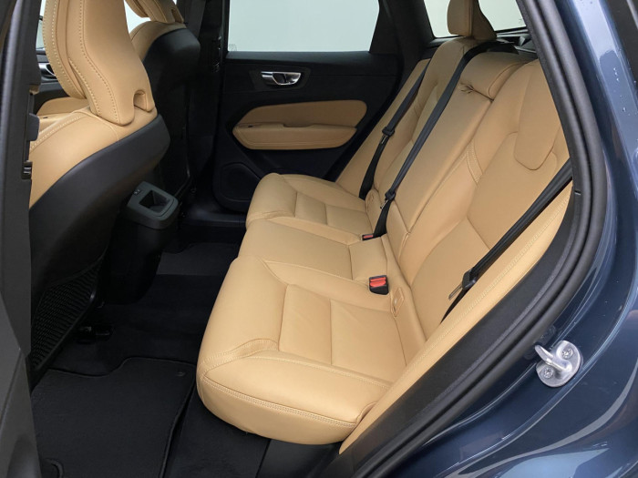 Volvo XC60 B5 AWD AUT DARK PLUS na operativní leasing