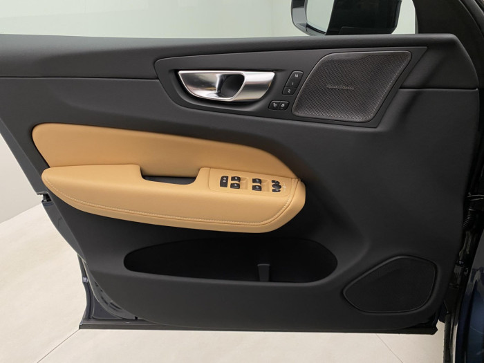 Volvo XC60 B5 AWD AUT DARK PLUS na operativní leasing