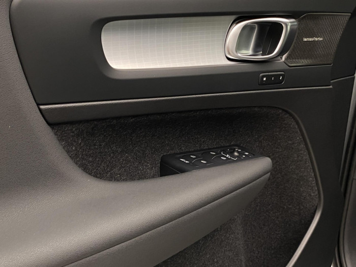 Volvo XC40 B3 AUT DARK PLUS na operativní leasing