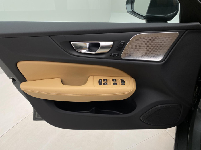 Volvo V60 T6 AWD Plug-in BRIGHT PLUS na operativní leasing