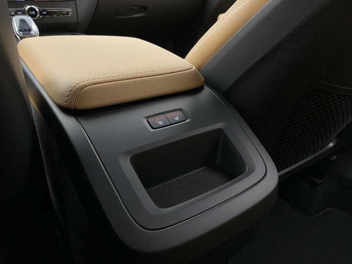 Volvo XC60 B5 AWD AUT DARK PLUS na operativní leasing