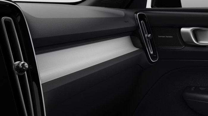 Volvo XC40 PLUS DARK, B4 FWD, 145+10 kW / 197+14 HP na operativní leasing