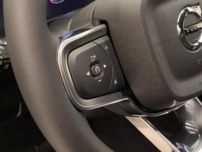 Volvo XC40 B4 AUT DARK PLUS na operativní leasing