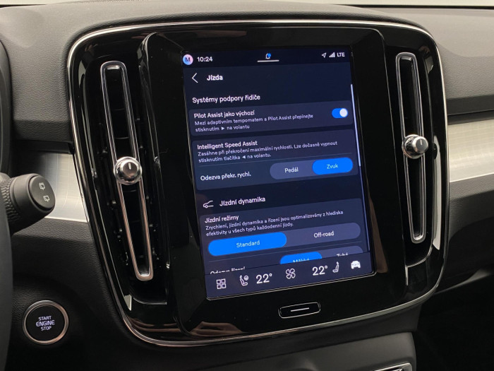 Volvo XC40 B3 AUT DARK PLUS na operativní leasing