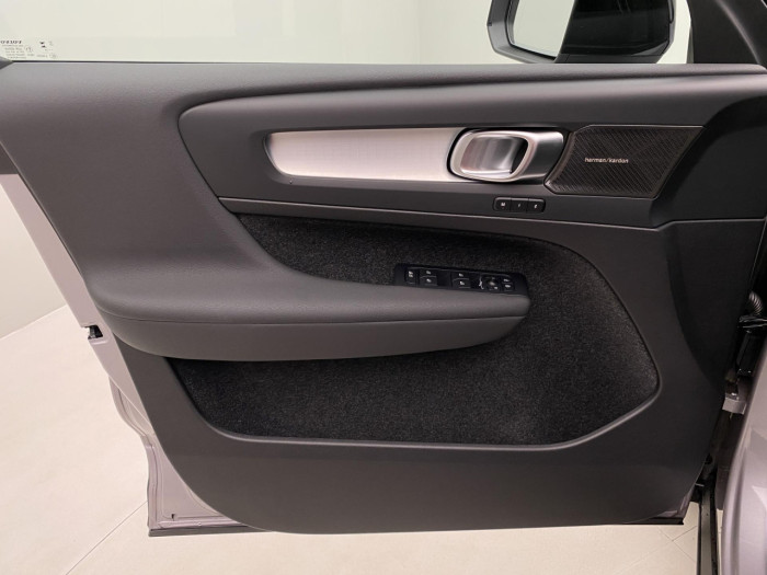 Volvo XC40 B4 AUT DARK PLUS na operativní leasing