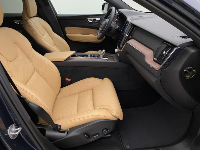 Volvo XC60 B5 AWD AUT DARK PLUS na operativní leasing