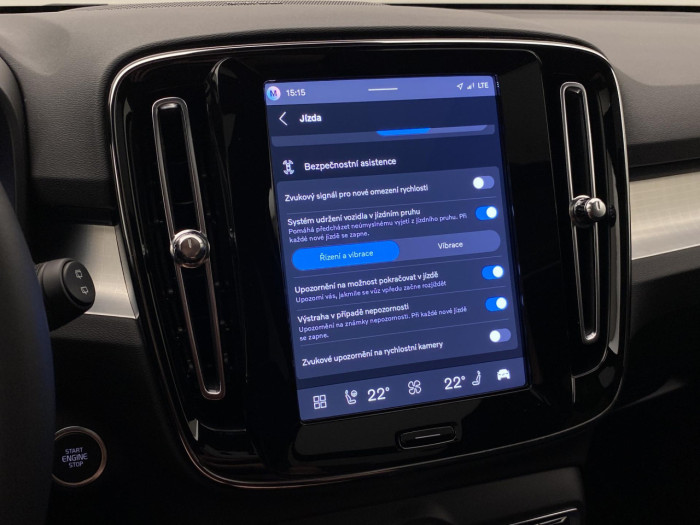 Volvo XC40 B4 AUT DARK PLUS na operativní leasing