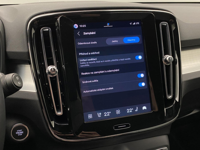 Volvo XC40 B3 AUT DARK PLUS na operativní leasing
