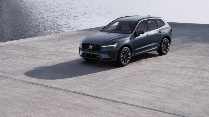 Volvo XC60 B5 AWD AUT DARK PLUS na operativní leasing