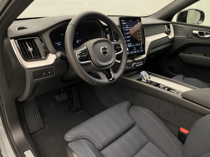 Volvo XC60 T6 AWD AUT DARK PLUS na operativní leasing