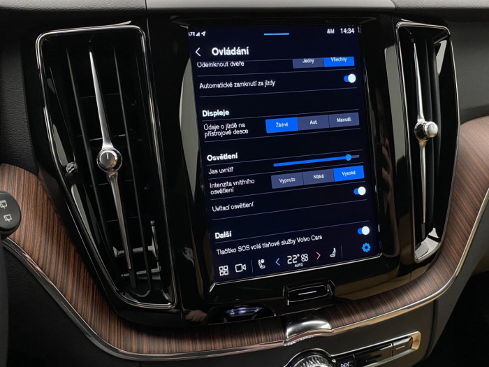 Volvo XC60 B5 AWD AUT DARK PLUS na operativní leasing