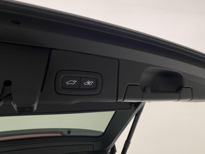 Volvo XC60 T6 AWD AUT DARK PLUS na operativní leasing