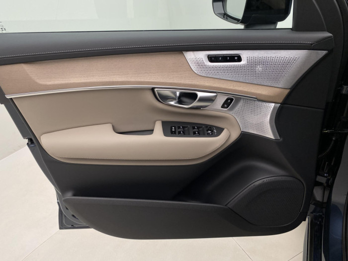 Volvo XC90 B5 AWD AUT DARK PLUS na operativní leasing