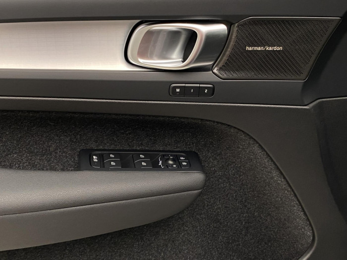 Volvo XC40 B4 AUT DARK PLUS na operativní leasing