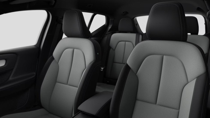 Volvo XC40 PLUS DARK, B4 FWD, 145+10 kW / 197+14 HP na operativní leasing