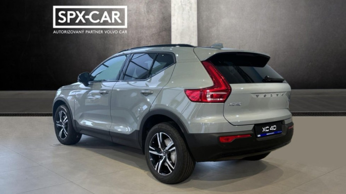 Volvo XC40 PLUS DARK, B4 FWD, 145+10 kW / 197+14 HP na operativní leasing