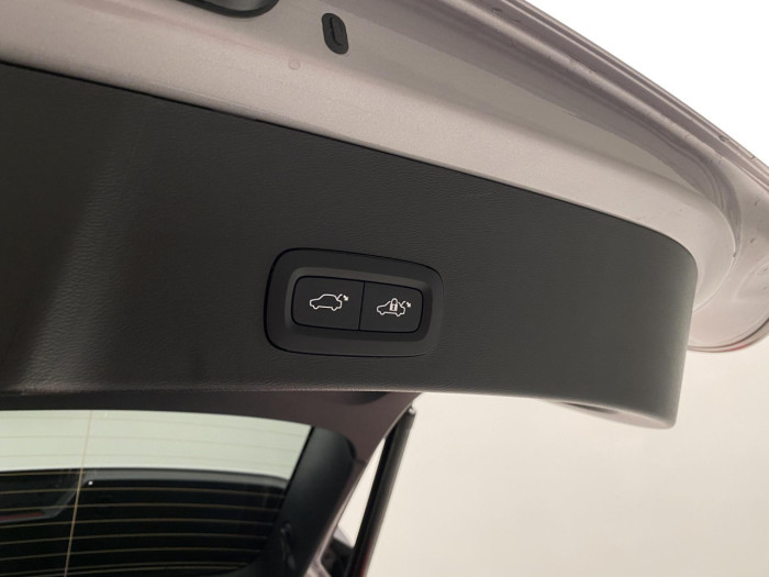 Volvo XC40 B4 AUT DARK PLUS na operativní leasing