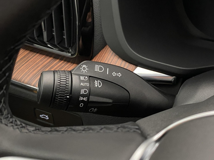 Volvo XC60 B5 AWD AUT DARK PLUS na operativní leasing