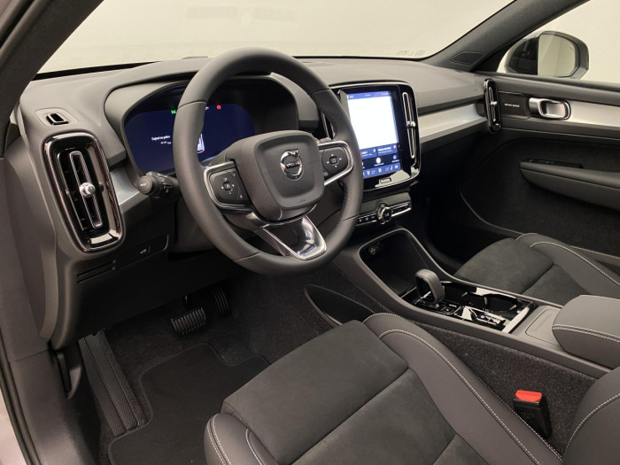 Volvo XC40 B4 AUT DARK PLUS na operativní leasing