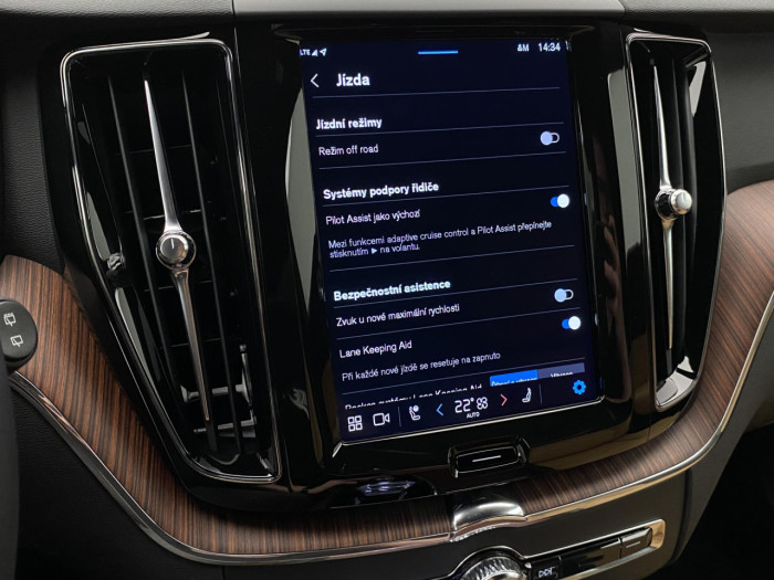 Volvo XC60 B5 AWD AUT DARK PLUS na operativní leasing