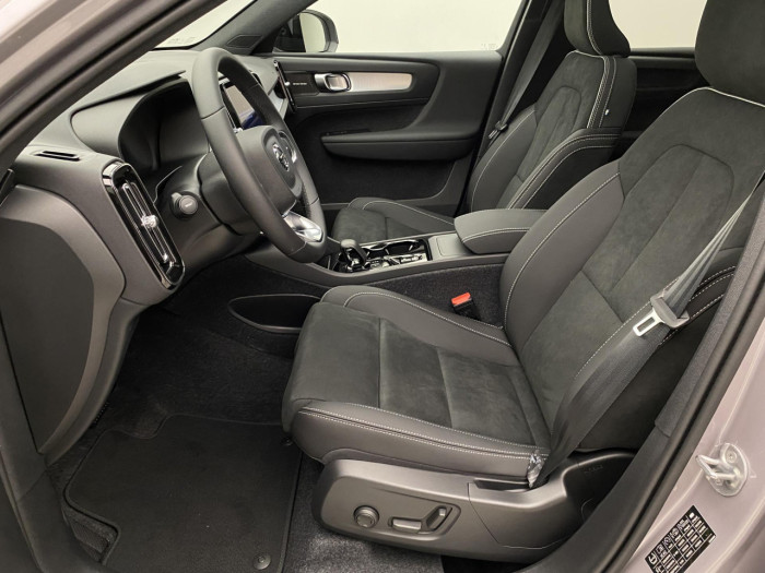 Volvo XC40 B4 AUT DARK PLUS na operativní leasing