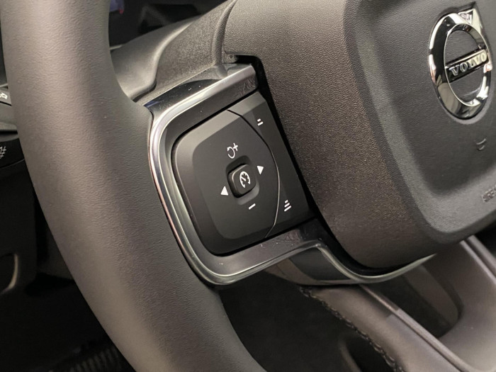 Volvo XC40 B3 AUT DARK PLUS na operativní leasing