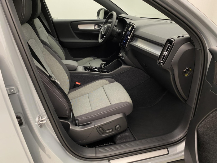 Volvo XC40 B3 AUT DARK PLUS na operativní leasing