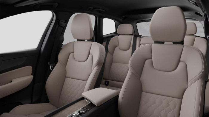Volvo XC60 B5 AWD AUT DARK PLUS na operativní leasing