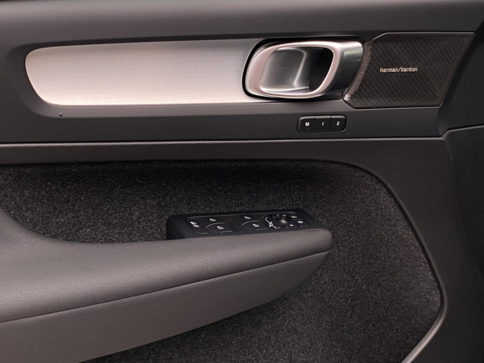 Volvo XC40 B4 AUT DARK PLUS na operativní leasing