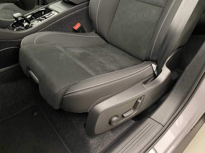 Volvo XC40 B4 AUT DARK PLUS na operativní leasing
