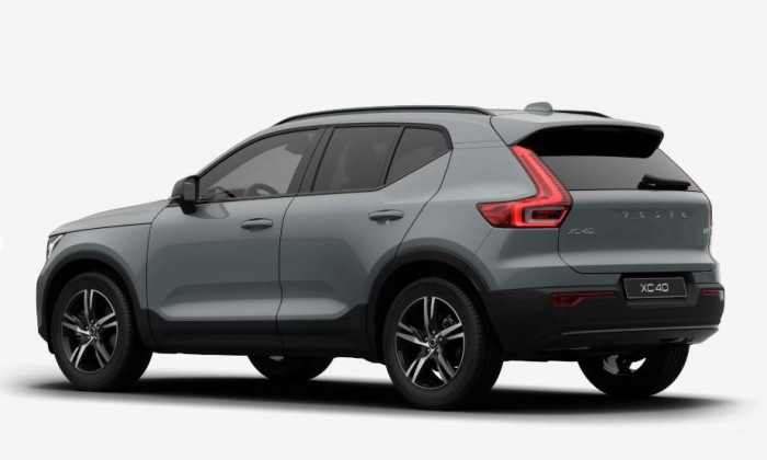 Volvo XC40 B3 AUT DARK PLUS na operativní leasing