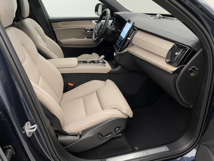 Volvo XC90 B5 AWD AUT DARK PLUS na operativní leasing
