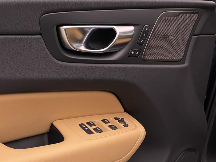 Volvo XC60 B5 AWD AUT DARK PLUS na operativní leasing